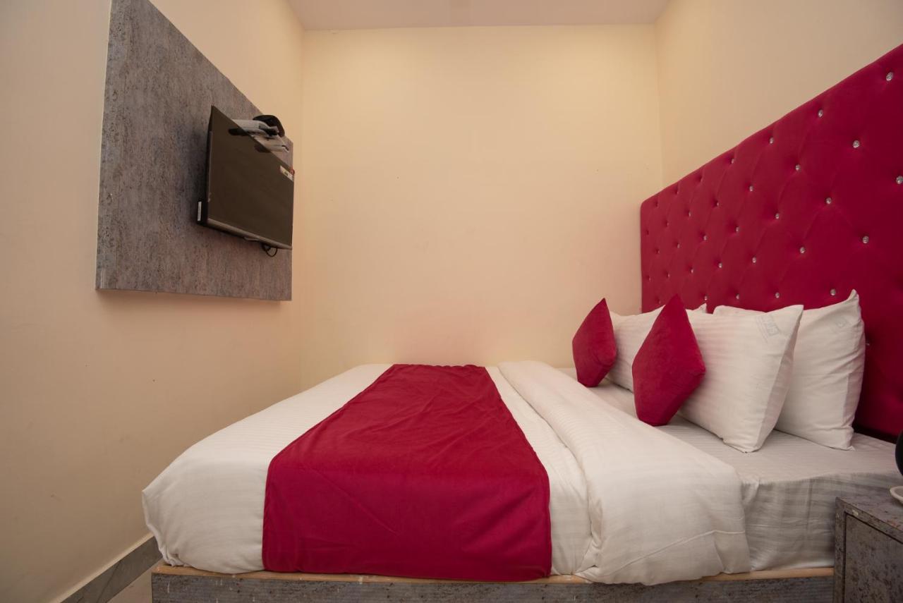 Hotel Priceless Suite Bombay Exhibition Centre Goregaon West מומביי מראה חיצוני תמונה
