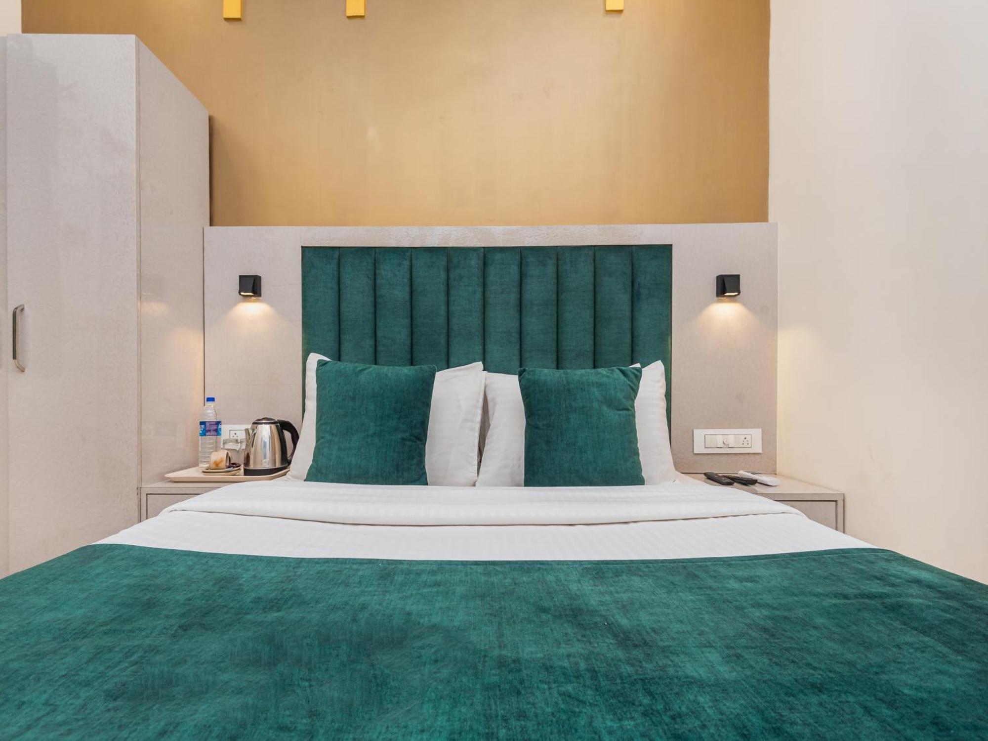 Hotel Priceless Suite Bombay Exhibition Centre Goregaon West מומביי מראה חיצוני תמונה